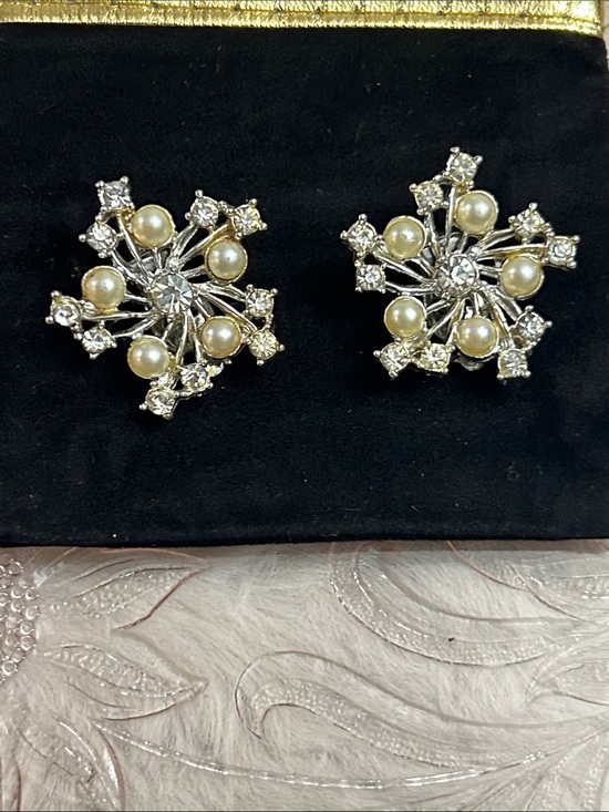 None Jewelry - Vintage Snowflake rhinestone and faux clip on earrings